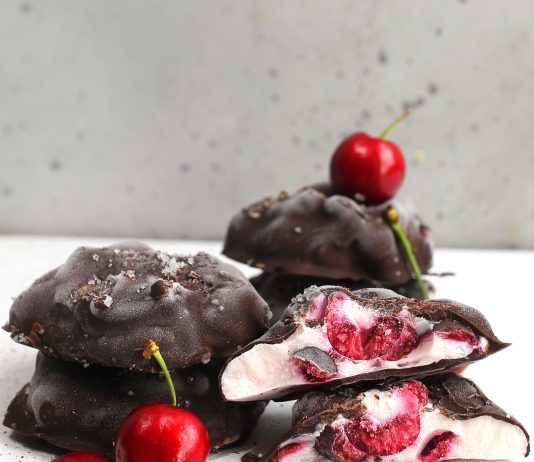 Biscotti fondenti di yogurt greco e ciliegie