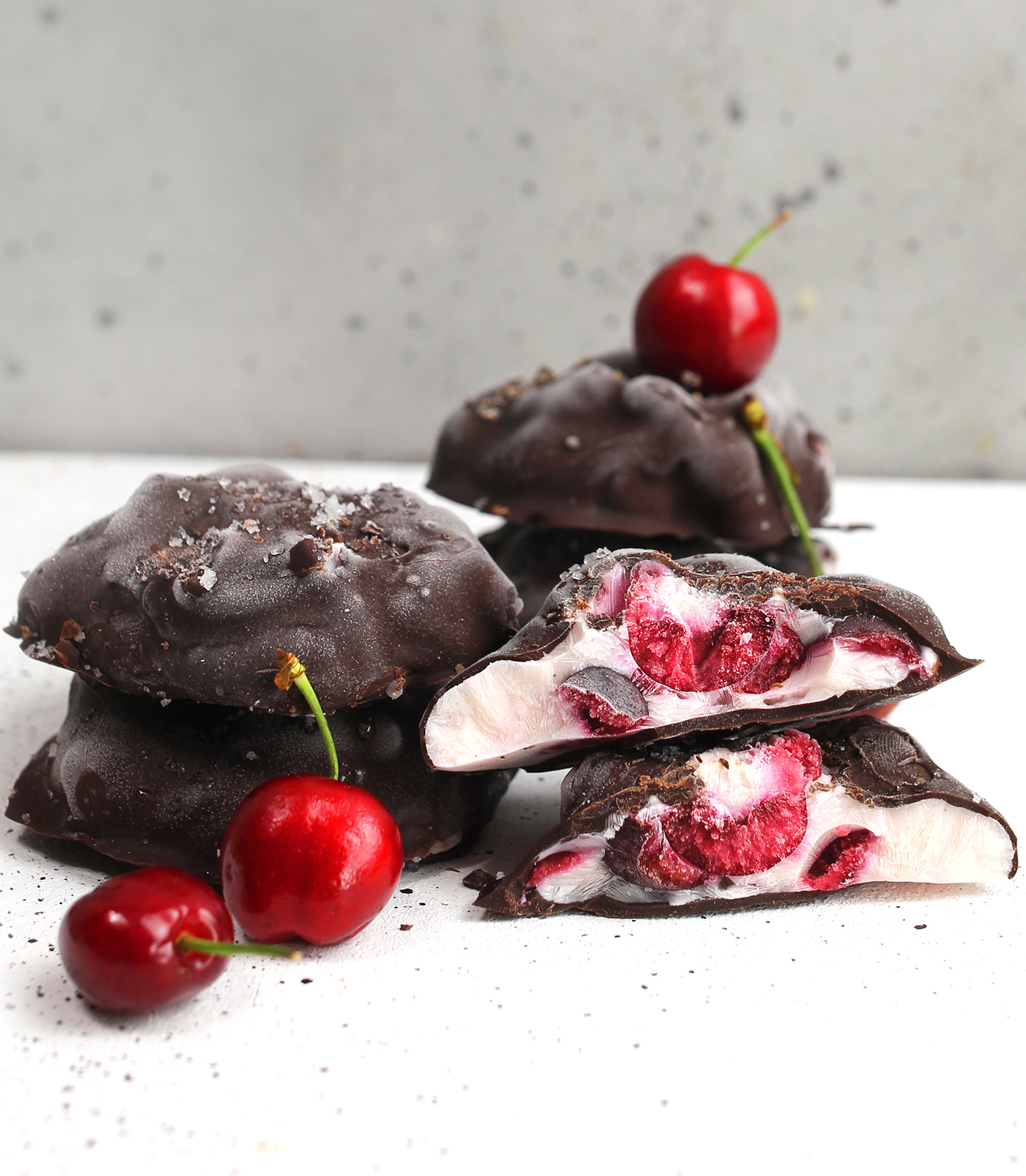 Biscotti fondenti di yogurt greco e ciliegie