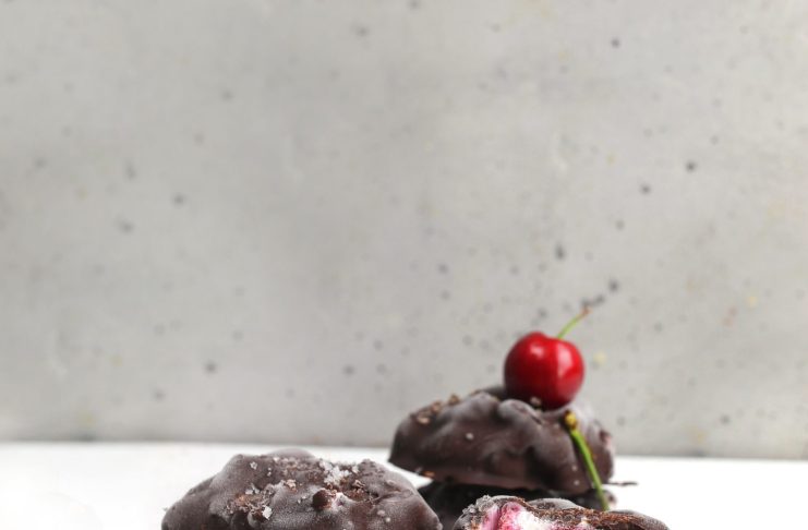 Biscotti fondenti di yogurt greco e ciliegie