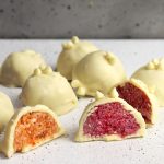 Bonbon di cioccolato bianco, cocco e frutti di bosco