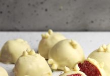 Bonbon di cioccolato bianco, cocco e frutti di bosco