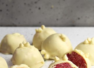 Bonbon di cioccolato bianco, cocco e frutti di bosco