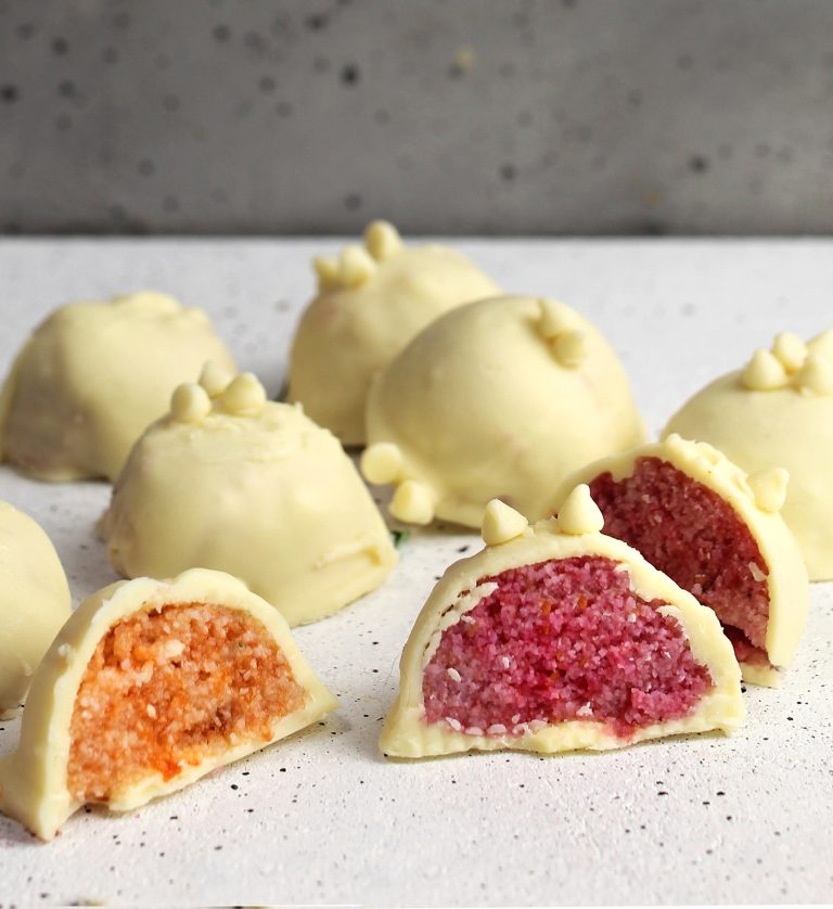 Bonbon di cioccolato bianco, cocco e frutti di bosco