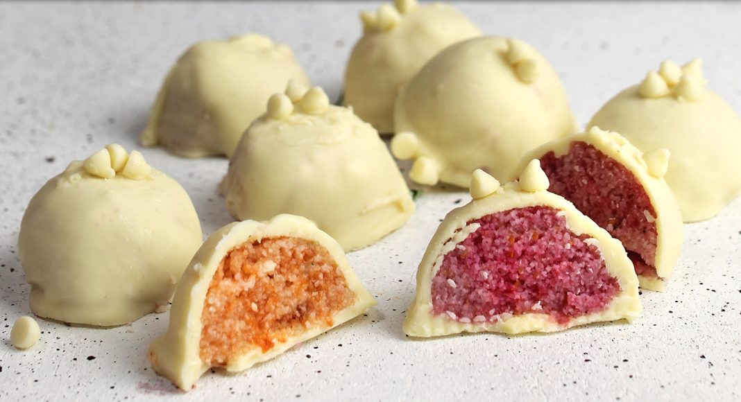 Bonbon di cioccolato bianco, cocco e frutti di bosco