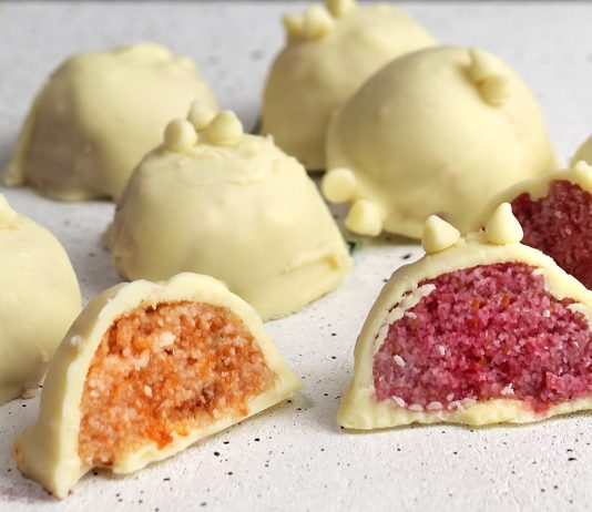 Bonbon di cioccolato bianco, cocco e frutti di bosco