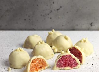 Bonbon di cioccolato bianco, cocco e frutti di bosco