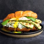 Brioche salate con zucchine, uova e mousse di formaggio