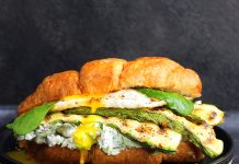 Brioche salate con zucchine, uova e mousse di formaggio