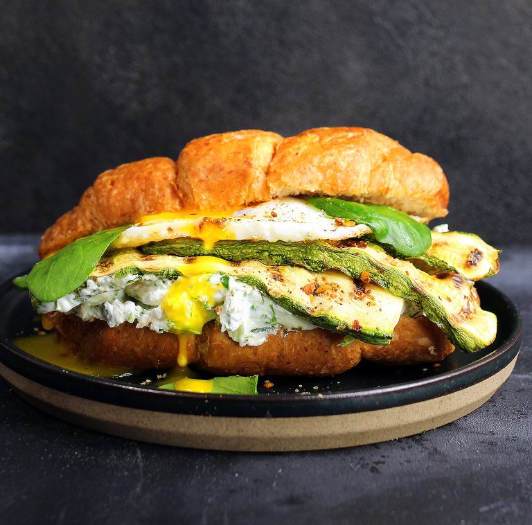 Brioche salate con zucchine, uova e mousse di formaggio