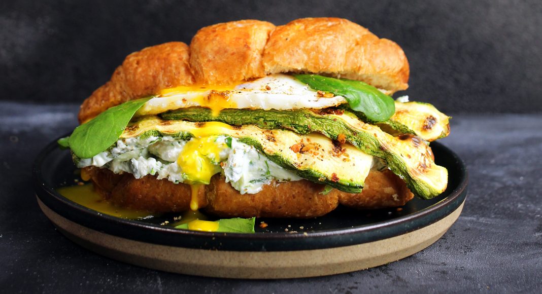 Brioche salate con zucchine, uova e mousse di formaggio
