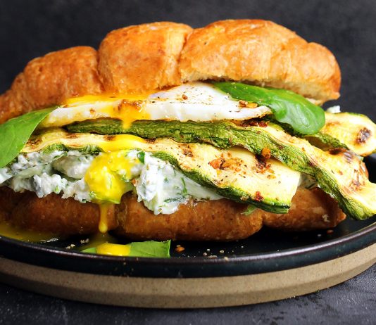 Brioche salate con zucchine, uova e mousse di formaggio