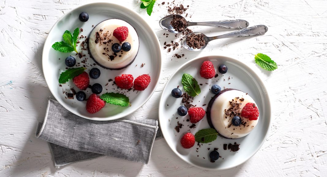 Budini di mandorle e frutti di bosco con cioccolato e menta