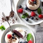 Budini di mandorle e frutti di bosco con cioccolato e menta