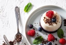 Budini di mandorle e frutti di bosco con cioccolato e menta