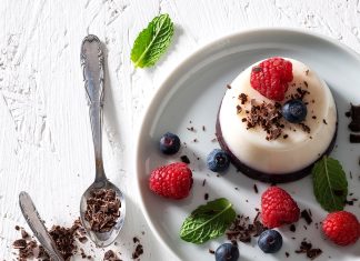 Budini di mandorle e frutti di bosco con cioccolato e menta