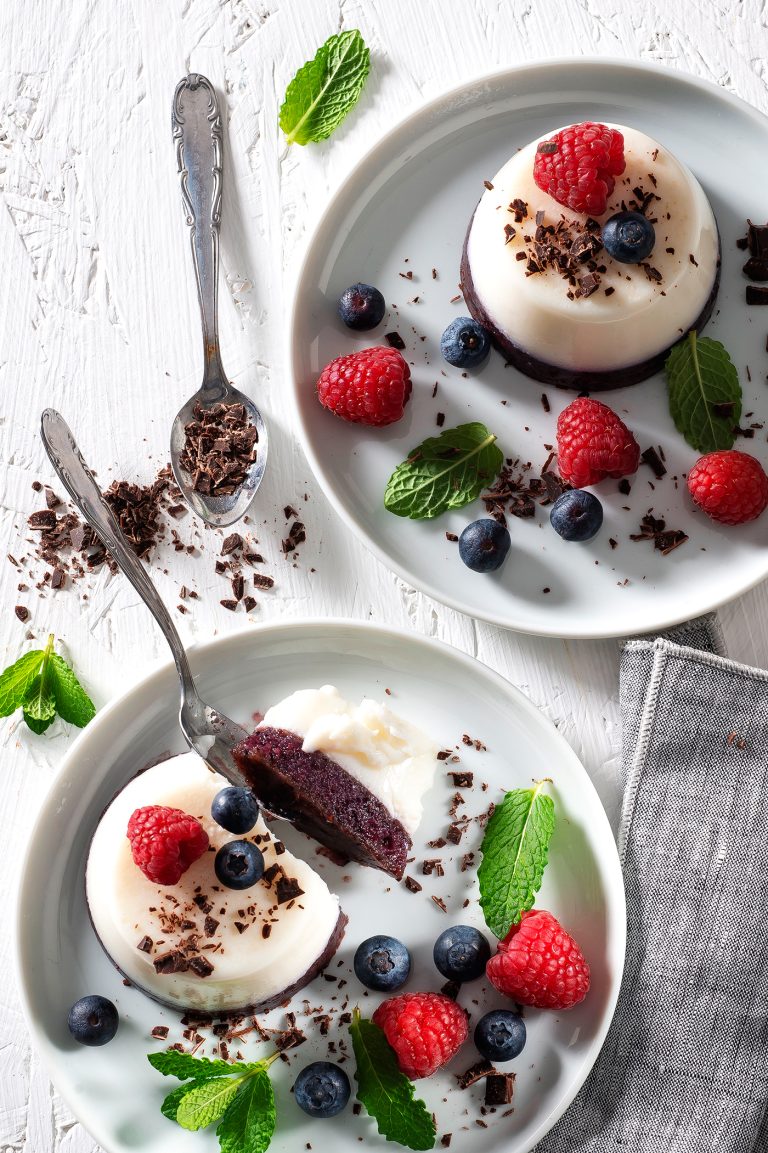Budini di mandorle e frutti di bosco con cioccolato e menta