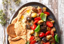 Caponata al basilico con datterini, hummus e cialde di riso