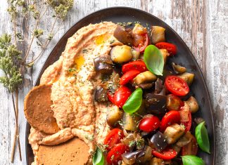 Caponata al basilico con datterini, hummus e cialde di riso