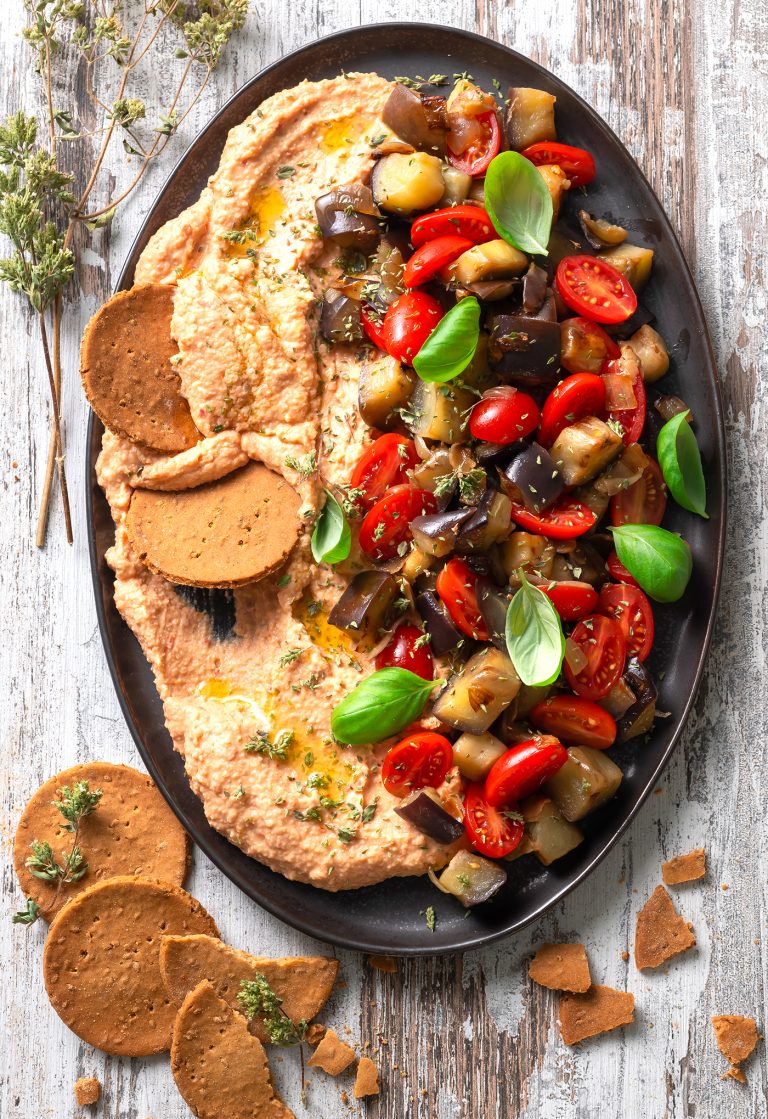 Caponata al basilico con datterini, hummus e cialde di riso