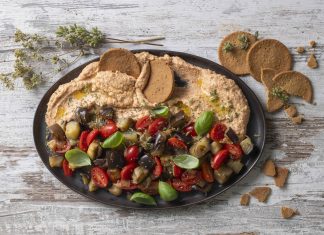 Caponata al basilico con datterini, hummus e cialde di riso