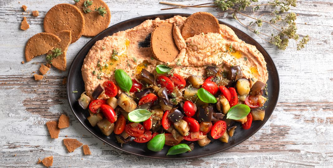 caponata-hummus-datterini Caponata al basilico con datterini, hummus e cialde di riso