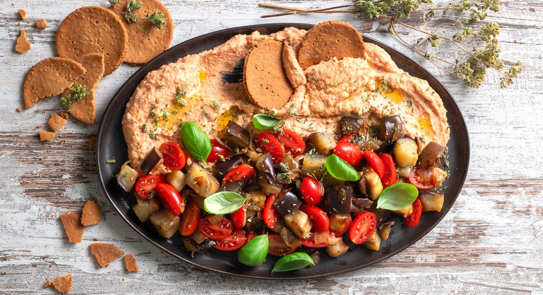 Caponata al basilico con datterini, hummus e cialde di riso