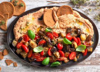 Non è estate senza datterini: idee con il piccolo tesoro dell’estate Caponata al basilico con datterini, hummus e cialde di riso