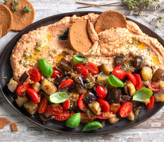 Caponata al basilico con datterini, hummus e cialde di riso