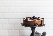Cheesecake nera al cacao con amarene sciroppate