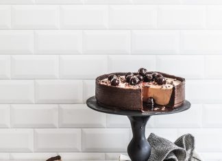 Cheesecake nera al cacao con amarene sciroppate