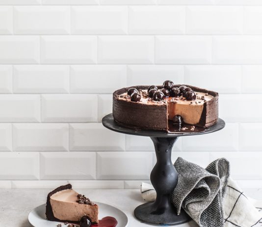 Cheesecake nera al cacao con amarene sciroppate