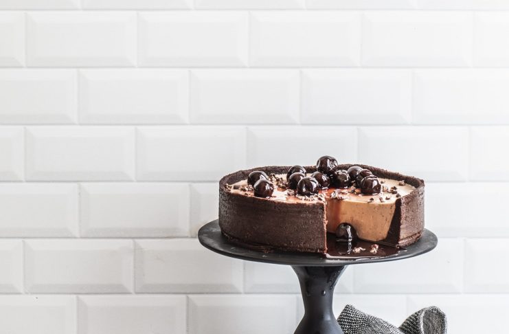 Cheesecake nera al cacao con amarene sciroppate