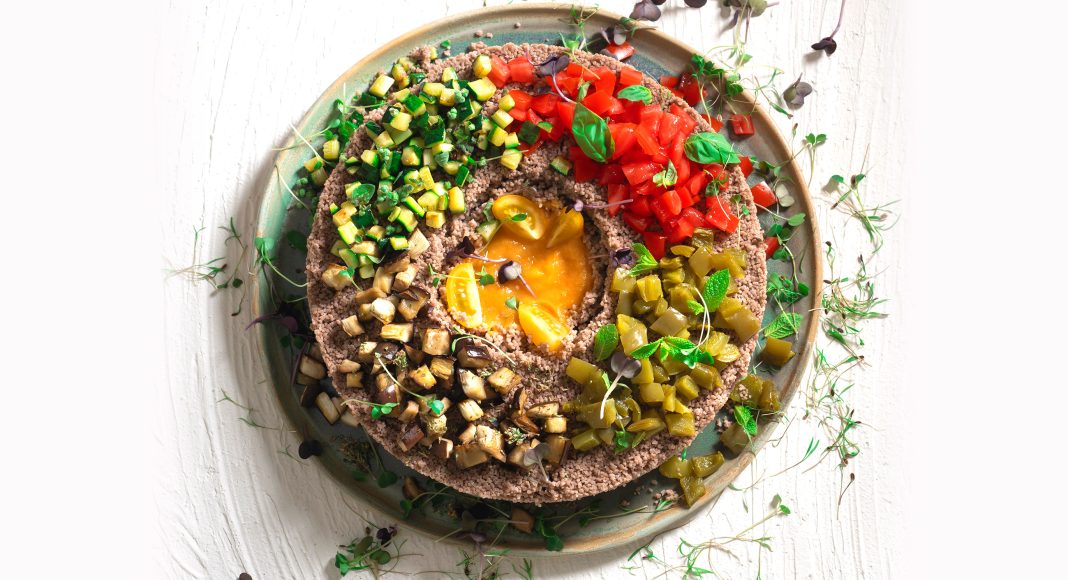 Ciambella di cuscus ai 4 ortaggi con salsa gialla