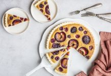 Crostata frangipane con prugne e ciliegie