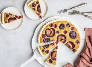 Crostata frangipane con prugne e ciliegie