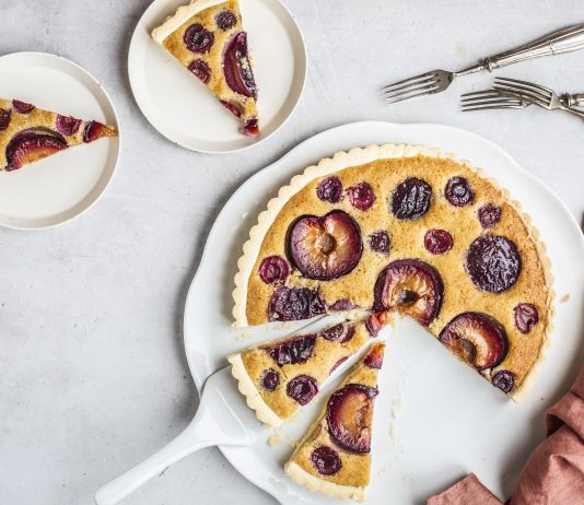 Crostata frangipane con prugne e ciliegie