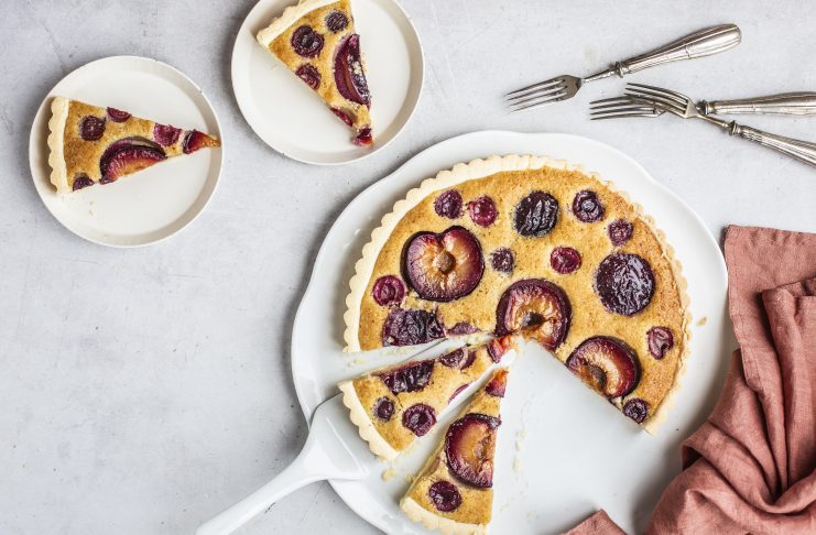 Crostata frangipane con prugne e ciliegie