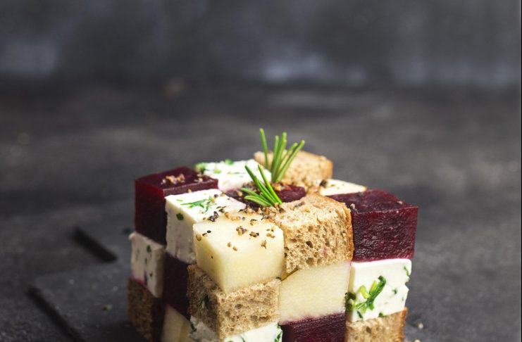 Cubo colorato di pere, barbabietola e formaggio