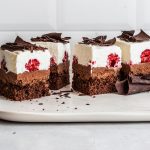 Cubotti a strati di cioccolato, lamponi e panna
