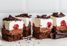 Cubotti a strati di cioccolato, lamponi e panna