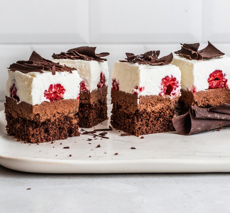 Cubotti a strati di cioccolato, lamponi e panna