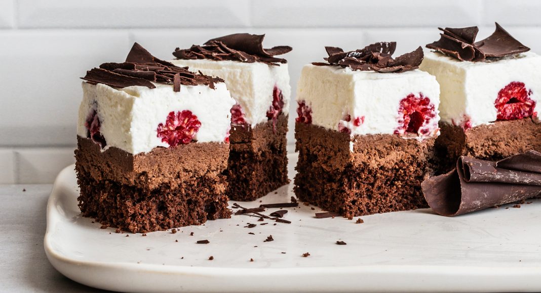 Cubotti a strati di cioccolato, lamponi e panna