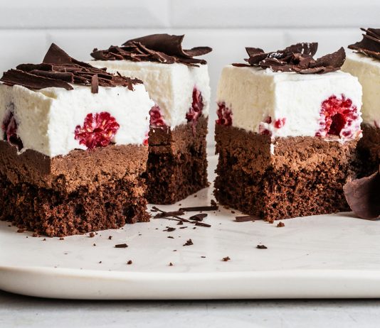 Cubotti a strati di cioccolato, lamponi e panna