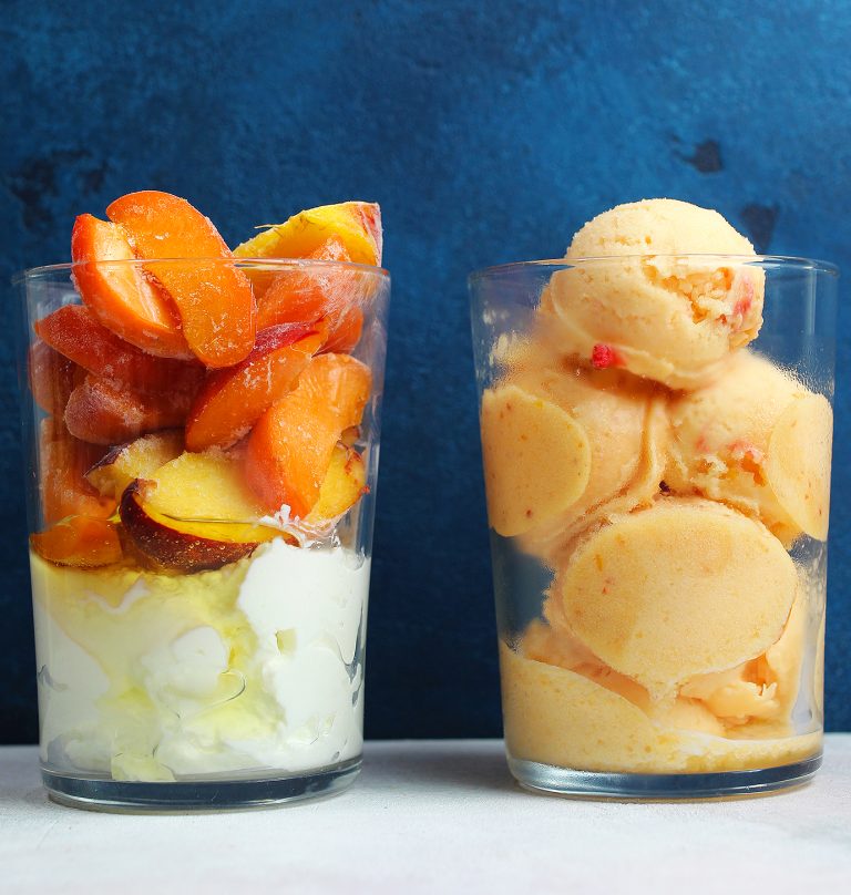 Frozen yogurt con pesche e albicocche
