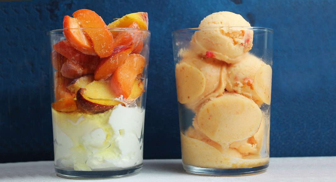Frozen yogurt con pesche e albicocche