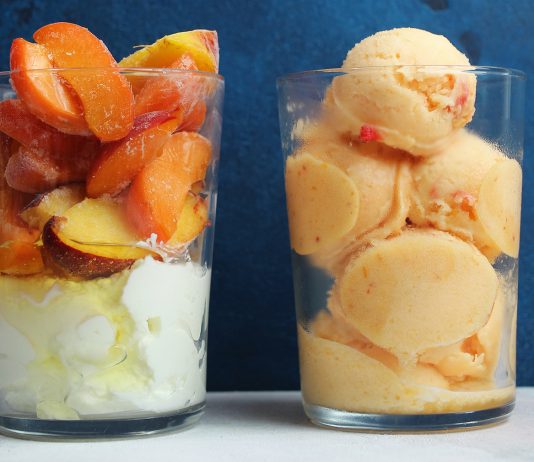 Frozen yogurt con pesche e albicocche