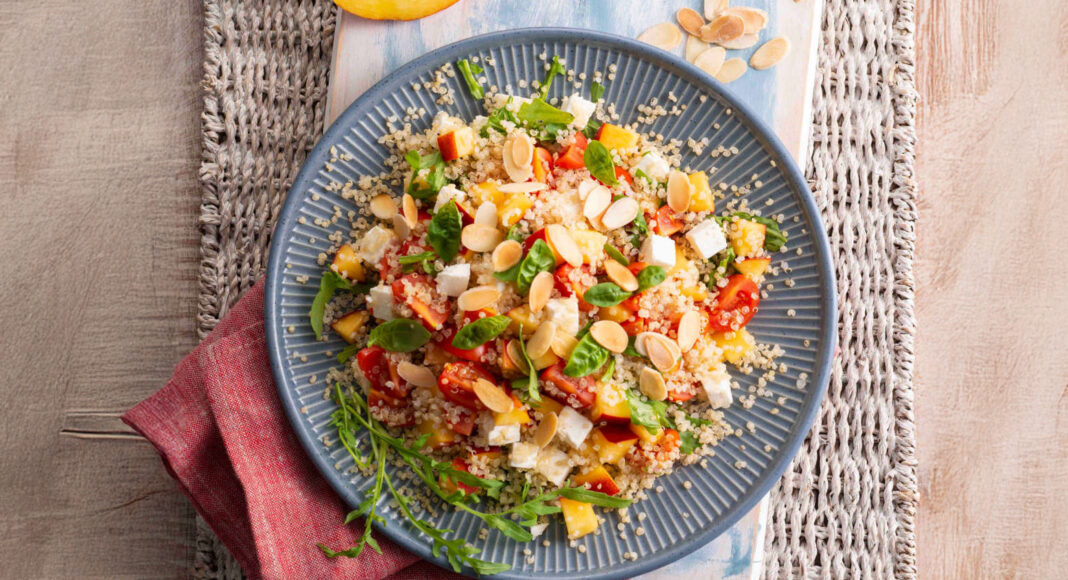 Insalata di quinoa alle mandorle con pesche e feta