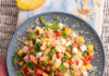 Insalata di quinoa alle mandorle con pesche e feta