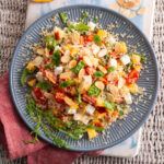 Insalata di quinoa alle mandorle con pesche e feta