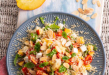 Insalata di quinoa alle mandorle con pesche e feta